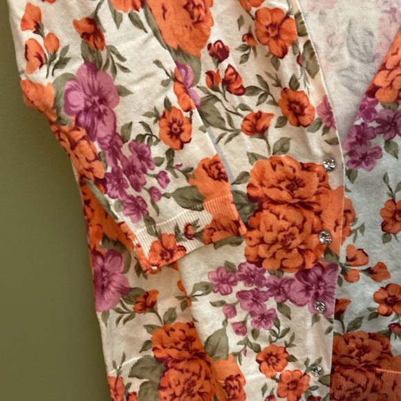 Denver Hayes soft pink and orange floral with clear buttons cardigan. - Picture 3 of 7